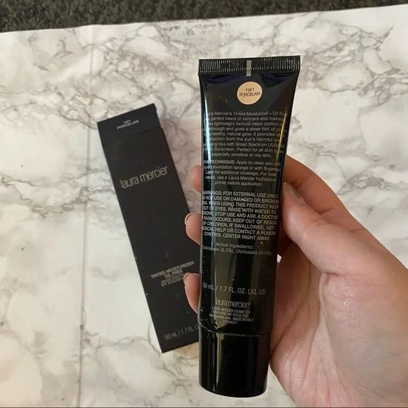 laura mercier tinted moisturizer oil free 1w1 porcelain exp10/22 - Picture 2 of 2